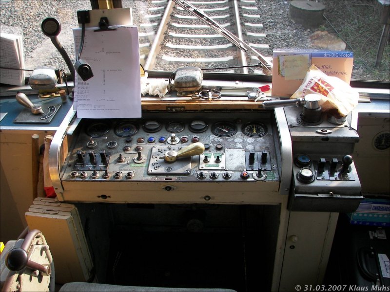 Der Arbeitsplatz des Triebwagenf�hrers im VT 796-27 der HEG w�hrend der Revier-Rundfahrt am 31.03.2007