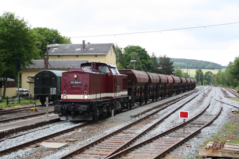 Der Arbeitszug mit 202 646-6 der DB Erzgebirgsbahn am 28.05.09 kurz vor der Abfahrt nach Markersbach im Bahnhof Schlettau.