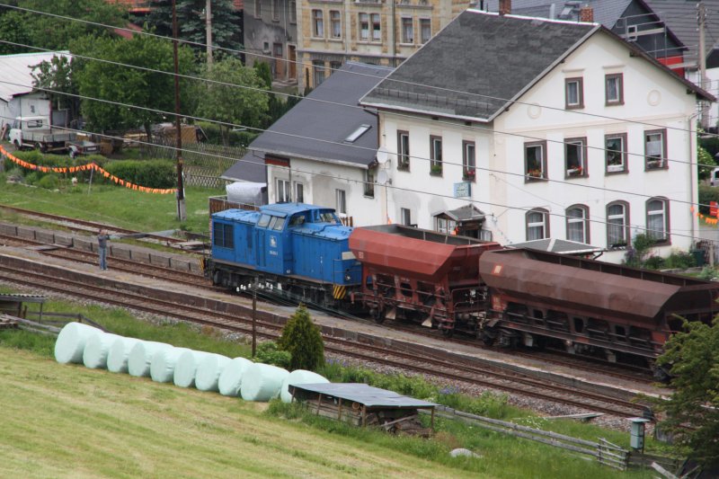 Der Arbeitszug mit 204 013-3 der PRESS wartet im Bahnhof Markersbach. (28.05.09)