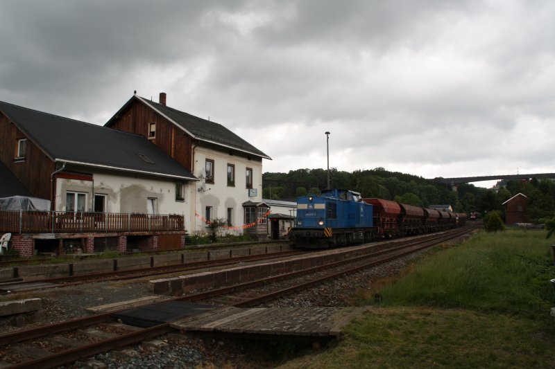 Der Arbeitszug mit 204 013-3 der PRESS wartet im Bahnhof Markersbach auf dem Zug mit 202 646-6 der DB Erzgebirgsbahn der gerade in den Bahnhof rollt. (28.05.09)