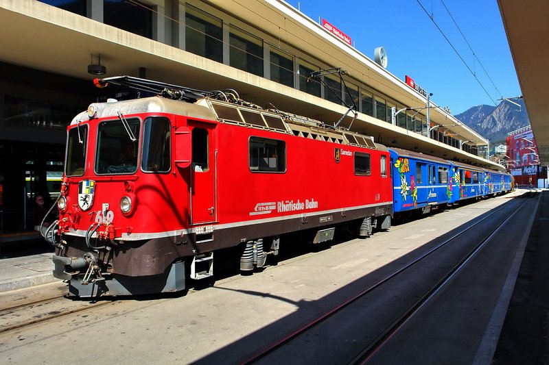 Der Arosa-Express mit seinen schmucken blauen Wagen steht auf dem neuen Gleis 2 des Churer Bahnhofs. Am Liebsten wrde man selbst gleich mit einsteigen, fr eine interessante Fahrt durch das Schanfigg nach Arosa. 12.4.2007