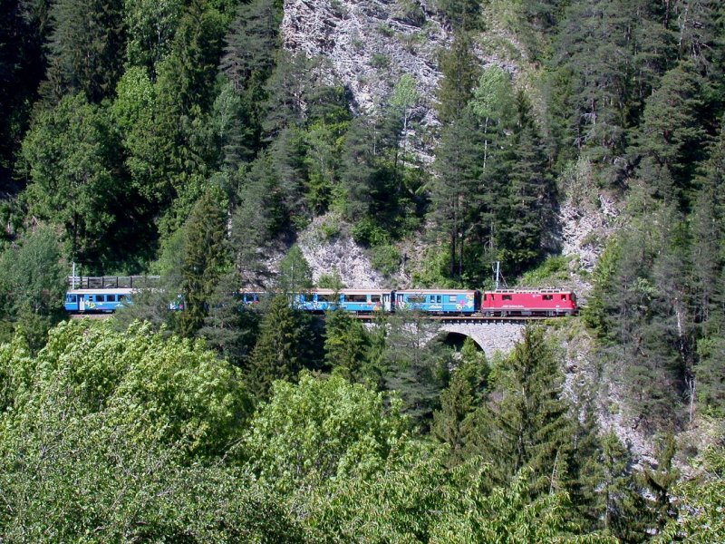 Der Arosa Express im steilen Gelnde zwischen Chur und Len-Castiel. (08.06.2006)