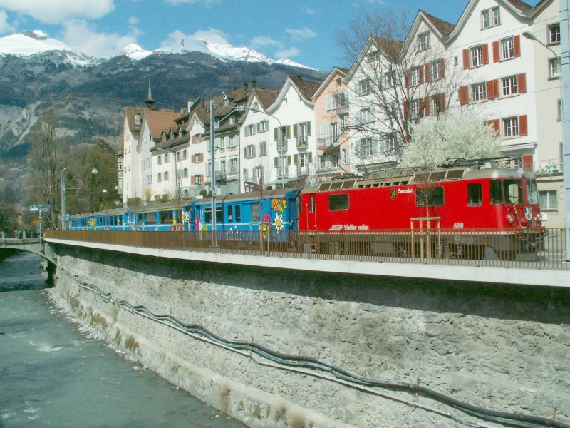 Der  Arosa Express  vor der Kulisse der Churer Altstadt.Gleich 
erreicht er die Haltestelle Chur-Stadt.01.04.07