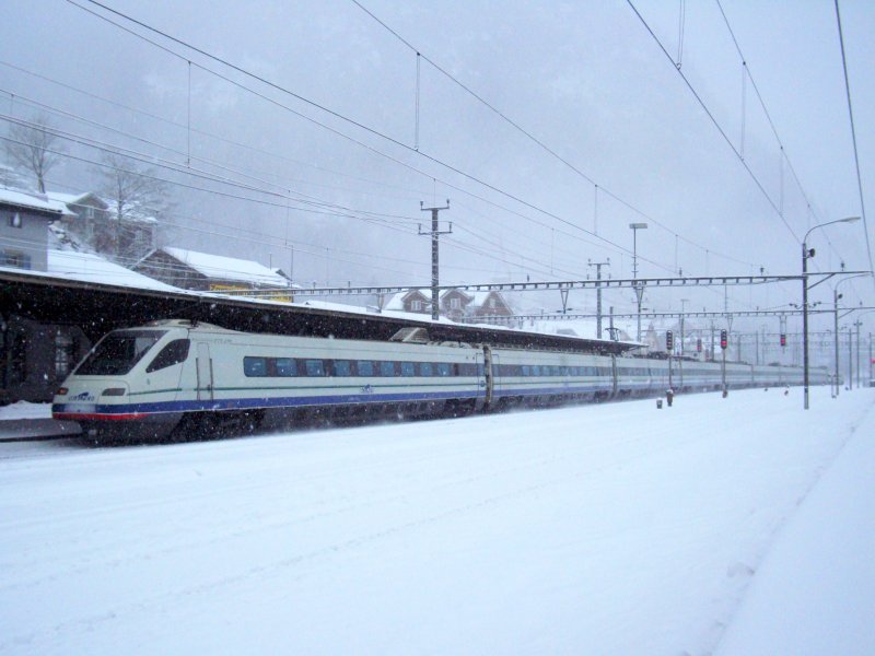 Der in Arth-Goldau stehengebliebene ETR 470 6 hat zu neuen Krften gefunden und kann aus eigener Kraft nach Milano zur Reperatur fahren.Gschenen, 10.12.2008