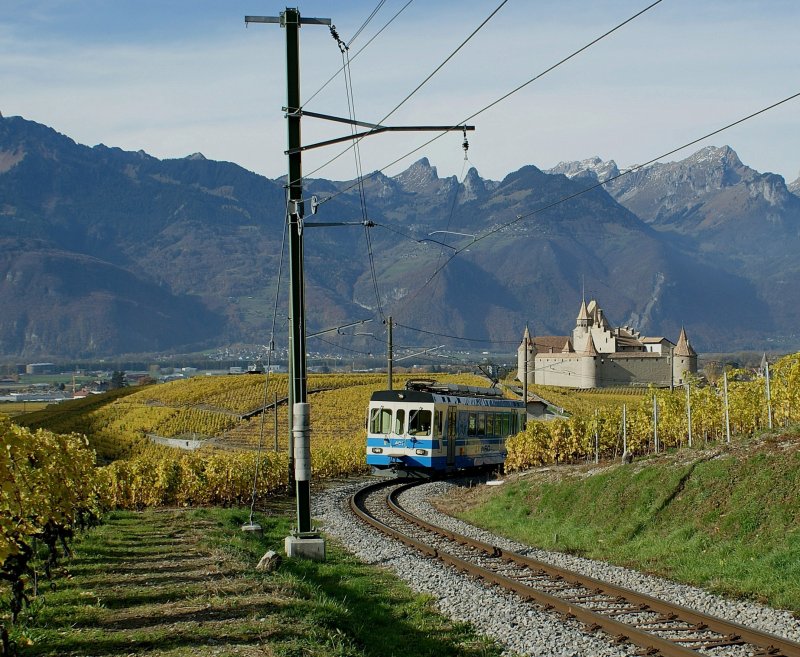 Der ASD Regionalzug N° 434 von Aigle nach Les Diablerets in den Weinbergen von Aigle, im Hintergrund das Schloss von Aigle. 
6. November 2008