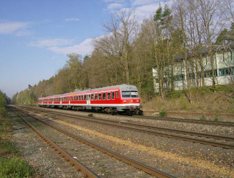 Der ist auch schon selten geworden. Ein 614 in R�ckersdorf auf der Strecke N�rnberg - Hersbruck r. d. Pegnitz am 19.04.2008.