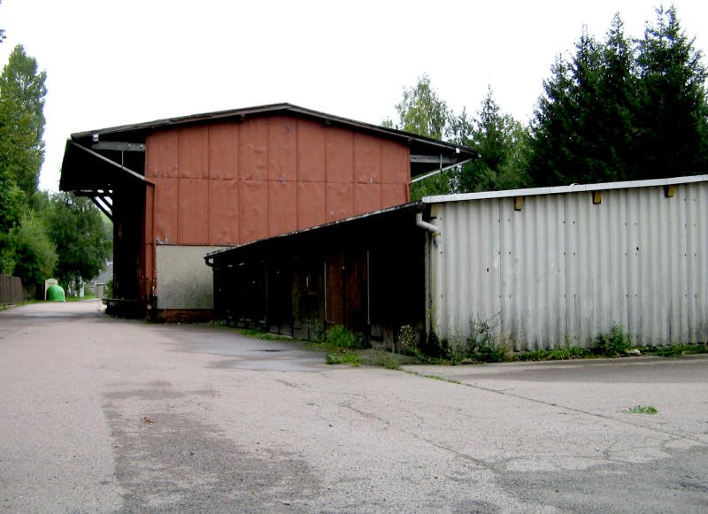 Der Auerbacher Gterschuppen an der ehemaligen Schmalspurstrecke Thum-Meinersdorf, 07.09.07