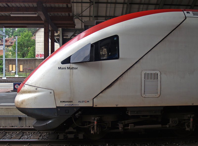 Der auf  Mani Matter getaufte ICN steht am 14.05.2007 abfahrbereit in St. Gallen und wird sich gleich auf den Weg nach Genf-Airport ber Zrich machen. Offensichtlich haben diese recht modernen Fahrzeuge ein Problem mit der Verschmutzung, denn normalerweise macht der SBB-Fuhrpark immer einen verhltnismig gepflegten Eindruck 