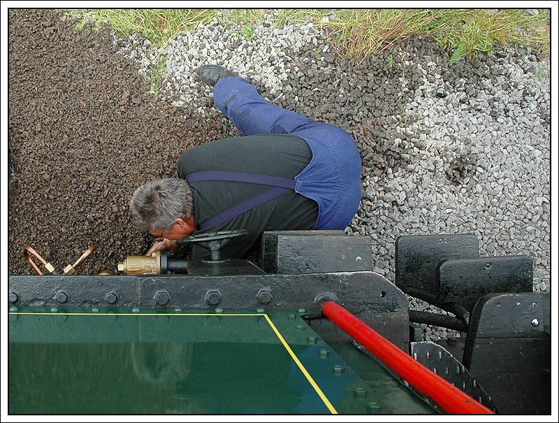 Der Aufenthalt in Geleinsttten am 27.5.2007 wurde zur Lokpflege genutzt. Hier wird 671 gerade entschlackt.
