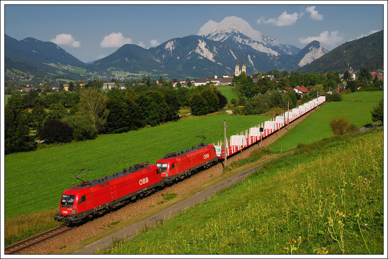 Der aufgrund der Phyrnbahnsperre am 20.8.2009 via St. Valentin, Steyr, Kleinreifling, Admont nach Selzthal umgeleitete DG 54795 von Linz nach Graz, bespannt mit dem Taurus-Tandem 1116.109 und 1116.028, bei der klassischen Fotostelle in Admont mit dem Stift Admont im Hintergrund.

