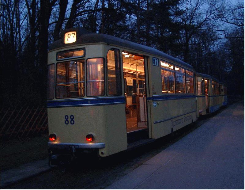Der aus dem Triebwagen 28 und den Beiwagen 88 und 89 gebildete Zug wird um 18.59 h Rahnsdorf verlassen. Die Beiwagen werden in Woltersdorf am Thlmannplatz ausgesetzt.