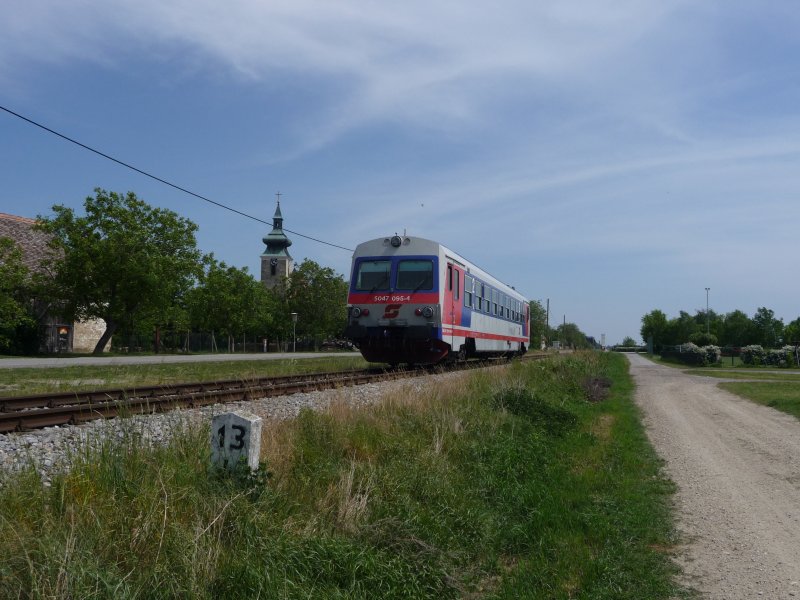 Der aus Obersdorf kommende 5047 095-4 befindet sich kurz vor der Bahnhaltestelle Pillichsdorf. (08.05.09)