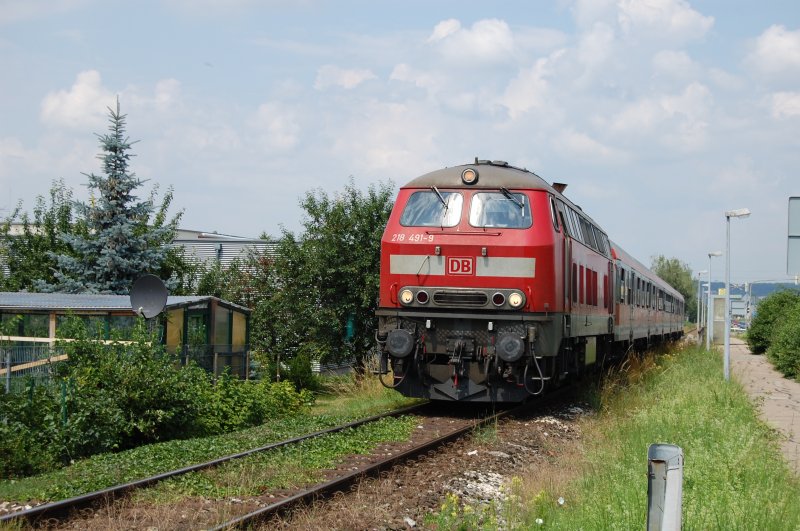 Der Ausfall einiger Triebzge der BR 650 sorgte am 30.6.2009 dafr, dass 218 491-9 den ganzen Tag auf der Teckbahn gemeinsam mit einer Schwestermaschine im Einsatz war. Hier fhrt sie mit RB 13959 Richtung Oberlenningen. Aufgenommen in Dettingen. Die Lok erhielt am 9.3.2009 ihre letzte Hauptuntersuchung und war bis Ende 2008 von Lbeck aus im Einsatz, jetzt von Ulm aus.