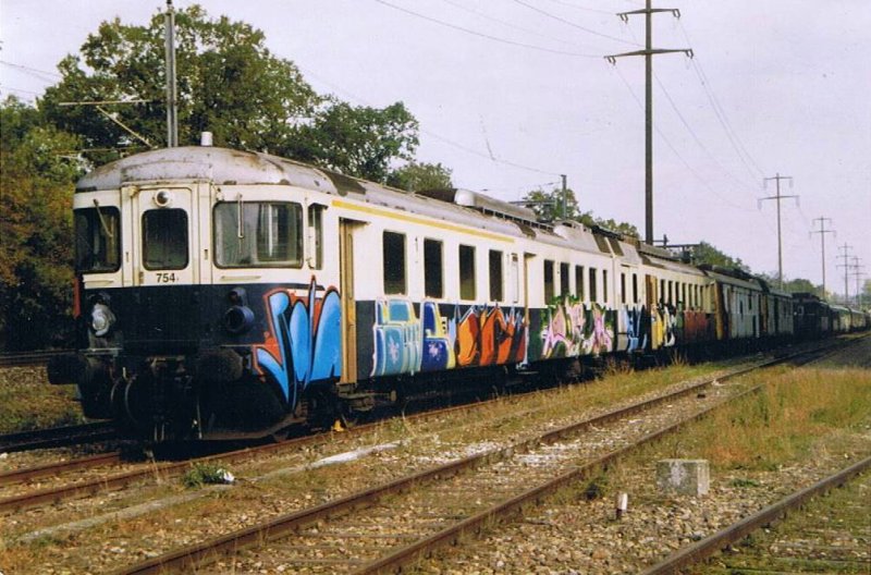 Der ausgeschlachtete ABDe 4/8 754 wartet im Sommer 2003 in Kaiseraugst, bis es zur Verschrottung geht.Hinweis: Gescanntes Foto.