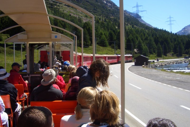 Der Aussichtswagen war gut besetzt im R 1627. Kein Wunder bei diesem Wetter. Bei Bernina, 26.07.09
