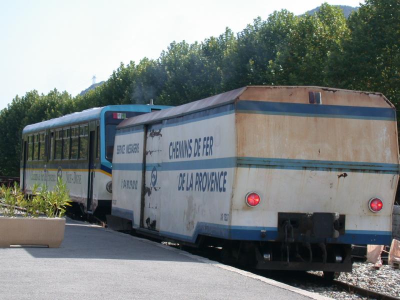 Der Autorail X-306 verlsst mit seinem Gepckwagen XR-1337 den Bahnhof Entrevaux.(05.10.2004)