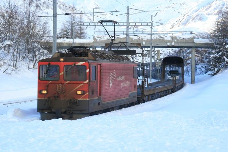 Der Autozug fhrt in Realp ein; 08.12.2008