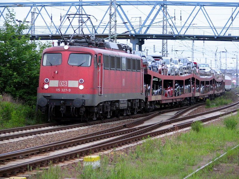 Der Autozug mit der Nummer 115 327-9 verlt den Bahnhof in Stralsund in Richtung Sassnitz