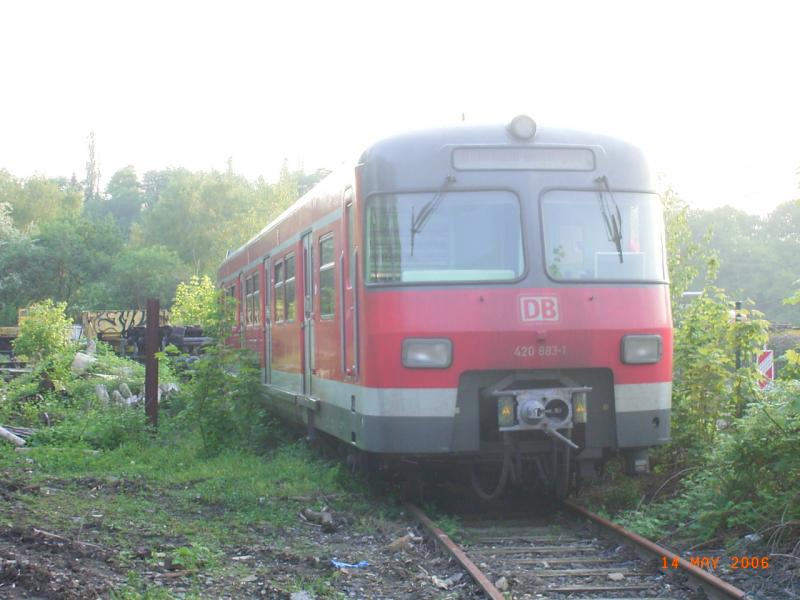 Der B-Kopf vom 420 383, abgestellt in einem Gewerbegebiet in Hattingen. Der Rest des Zuges stand zum Aufnahmezeitpunkt bei der Fa.Reuschling zur Reperatur.