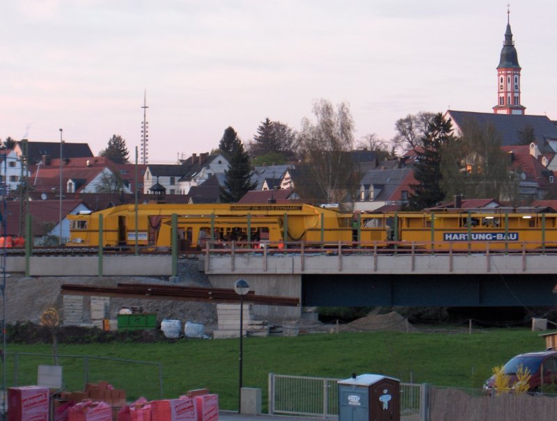 Der Bahnausbau Augsburg - Mnchen 4.5.2006 bei Mering mit dem Bauzug der Hartung-Bau Gesellschaft.