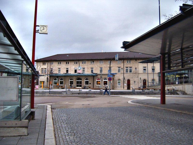 Der Bahnhof von Aalen. Hier sieht man den Eingangsbereich und den ZOB. Foto: Sonntag, 10.12.06