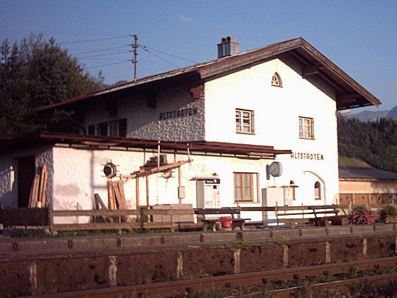 Der Bahnhof Altstdten (Bayern) in der Abendsonne.