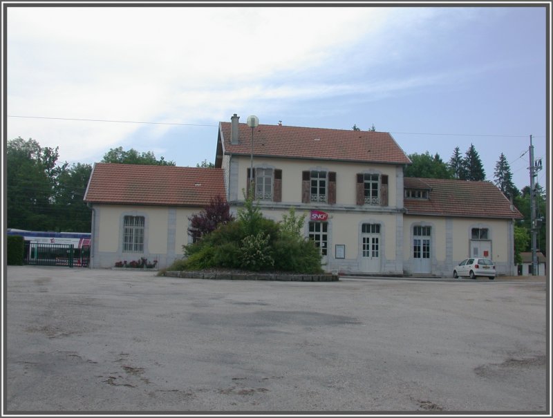 Der Bahnhof Andelot liegt ein wenig abseits und die meisten Passagiere werden mit Autos abgeholt. (05.06.2007)