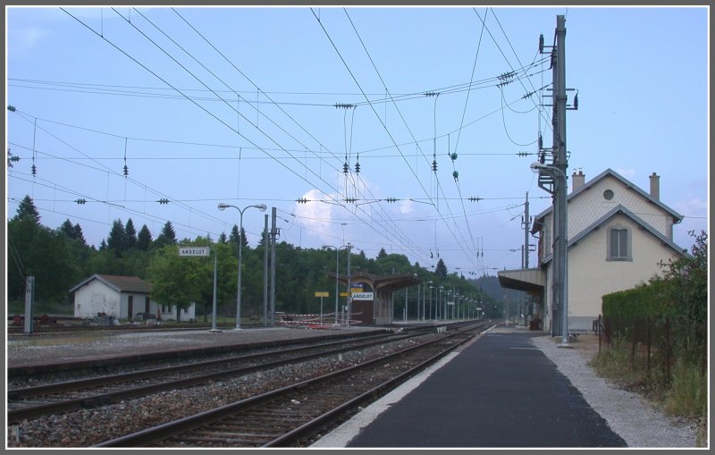Der Bahnhof Andelot scheint mitten in einem Waldgebiet zu liegen und nach Abfahrt der Zge verfllt er wieder in seinen Dornrschenschlaf. Ausser einem Kuckuck und mal dem ohrenbetubenden Schrillen des Telefons, ist nichts zu hren. (05.06.2007)