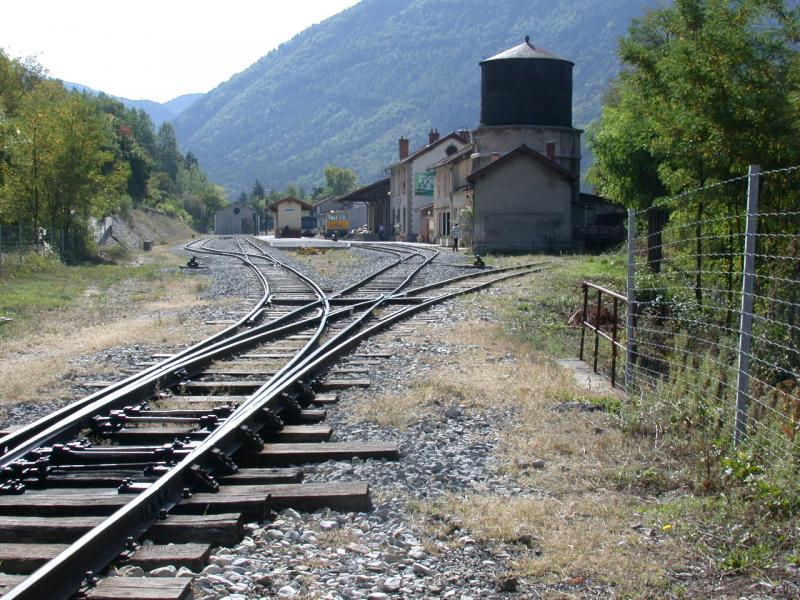Der Bahnhof Annot hat bestimmt schon bessere Zeiten erlebt und besitzt deshalb auch heute noch eine grosszgige Gleisanlage. Bei der nrdlichen Einfahrt aus Richtung Digne liegt diese Dreiwegweiche. (05.10.2004)