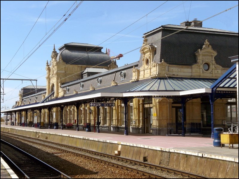 Der Bahnhof von Arlon gehrt zu den schnsten Bahnhfen in Belgien. Er wurde nach den Plnen des Architekten Van de Wyngaert aus lothringischem Kalkstein und blauem Stein erbaut. Die glserne Marquise aus dem Jahre 1884 wurde im Jahre 2007 aufwendig renoviert. 27.04.08