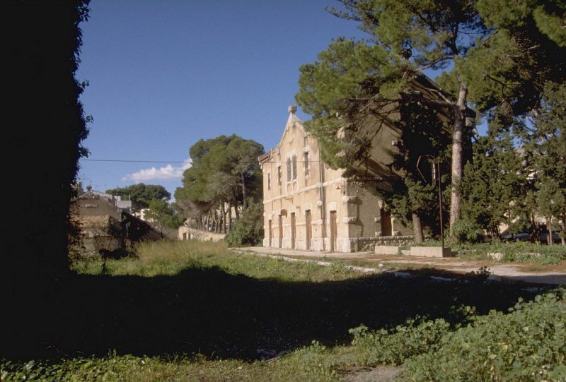 Der Bahnhof Arta in den 1980er Jahren(Gleisseite)Es ist geplant,die Strecke nach Palma,ber Manacor u.Inca,wieder in Betrieb zu nehmen.Heute enden die Zge aus Palma in Manacor.(Archiv P.Walter)
