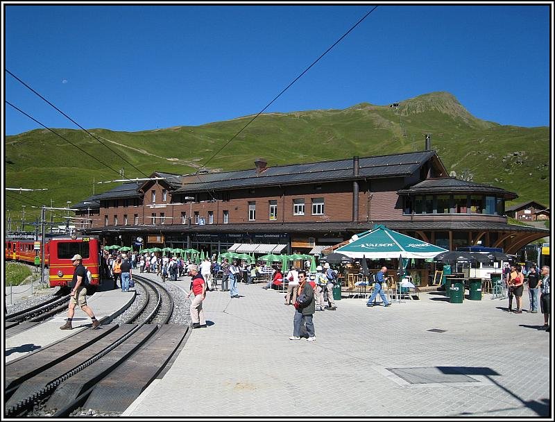 Der Bahnhof auf der Kleinen Scheidegg, Ausgangspunkt fr die Jungfraubahn. Die Aufnahme stammt vom 24.07.2008.