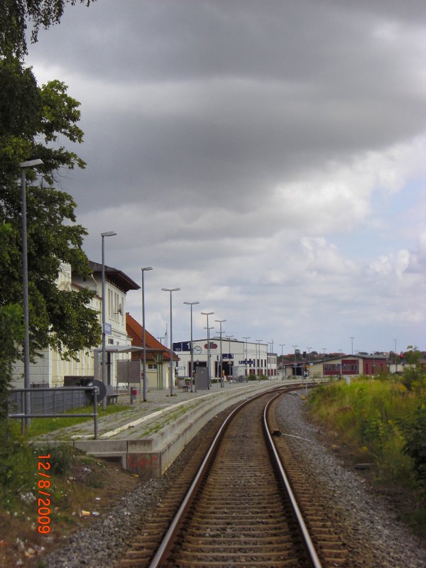 Der Bahnhof von Bad Doberan am 12.08.2009 um 14:52 Uhr. Hier verkehrt im Stundentakt ein Regionalexpress der Line 8 zwischen Wismar und Tessin sowie sechs Mal am Tag die Regionalbahn der Linie 12 nach Graal Mritz. Auerdem fhrt von hier aus die Schmalspurbahn  Molli  nach Khlungsborn West.