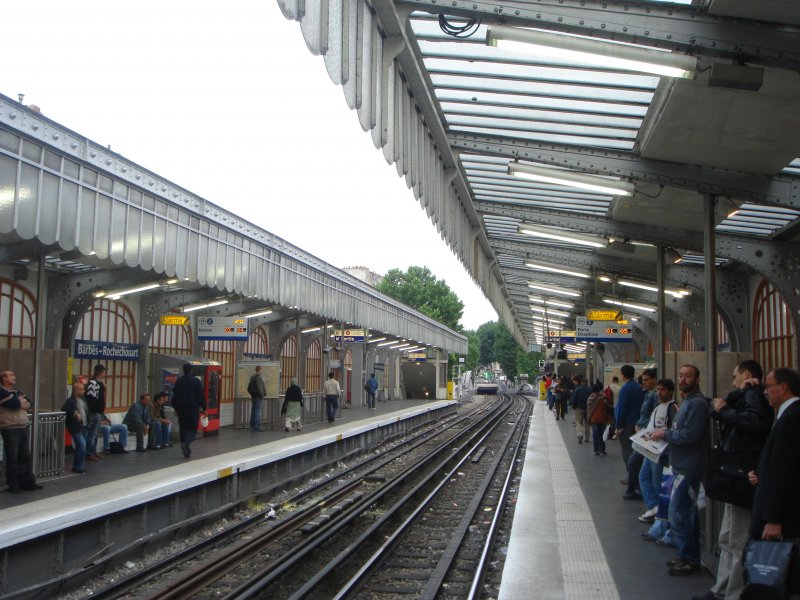 Der Bahnhof Barbs - Rochechouart (mtro de Paris). Aufgenommen am 11.07.07