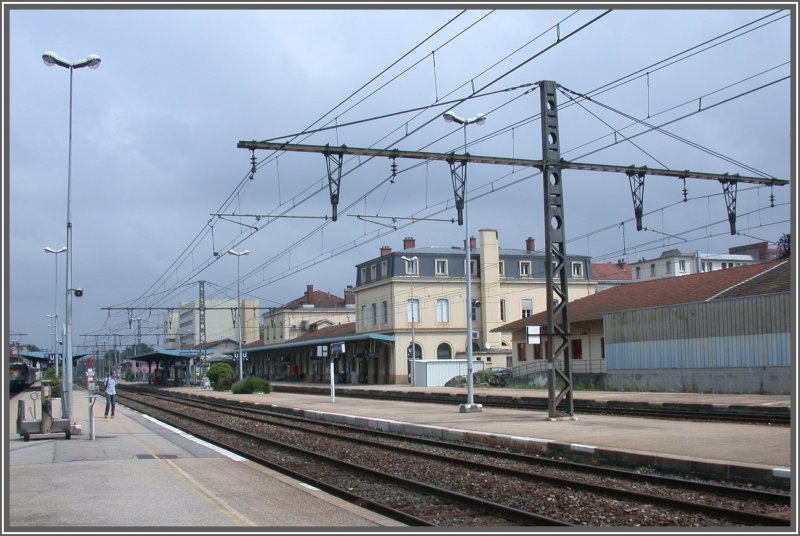 Der Bahnhof Bourg-en-Bresse (TGV Halt ab Genve) liegt etwas am Rande der Stadt. Fr ein Mittagessen empfiehlt sich das L`Ambassade de L`Asie gleich neben dem Bahnhof mit herrlichem Garten. (05.06.2007)