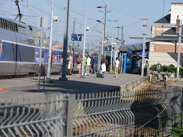 Der Bahnhof in Brest wo gerade ein TGV hlt