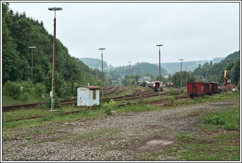 Der Bahnhof Brgge (Westf) am 26.05.07 um 9 Uhr morgens. Rechts im Bild werden einige Waggons mit Schrott beladen.
