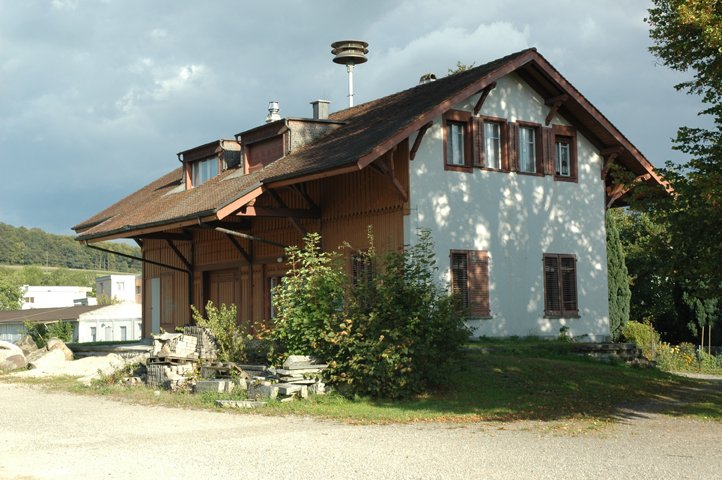 Der Bahnhof Buchs ZH am 5.8.07. Die Schipkapassbahn (NOB/SBB) wurde 1877 erffnet und 1968 stillgelegt. Sie fhrte von Otelfingen nach Niederglatt. Auf beiden Seiten wurden Teile der Strecke noch fr Zufarten der Tanklager genuzt (das Tanklager Otelfingen wurde abgerissen). Im Dorf Buchs ist das Bahntrasse nicht mehr zu erkennen. Von den total 12.7 km langen Strecke fehlen etwa 4 km.