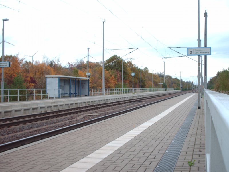 Der Bahnhof Burgkemnitz am 23 Oktober.2006 . In diese Richtung kommt man nach Berlin.