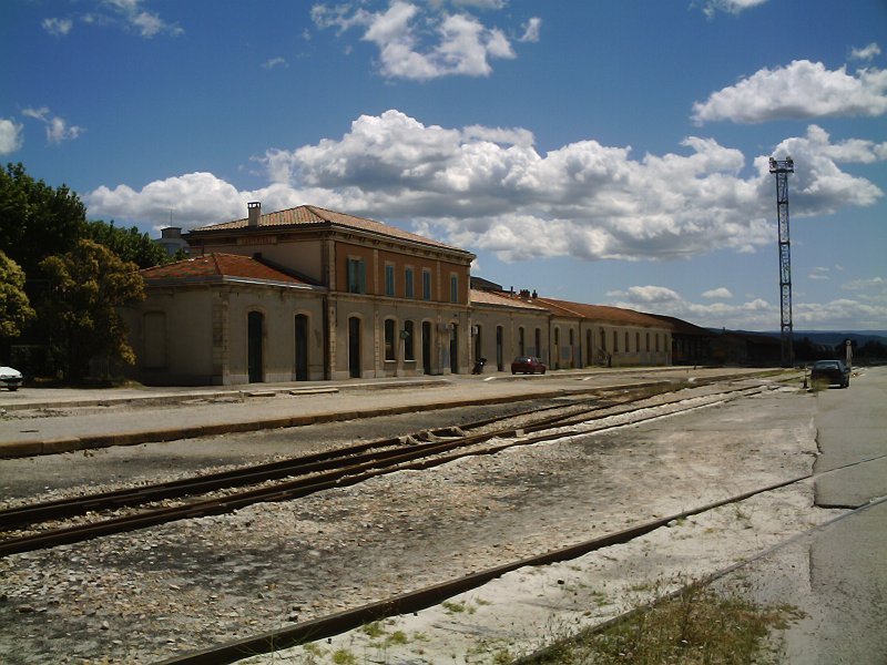 Der Bahnhof von Carpentras. Er wird nur noch von Gterzgen und Dauerersatzbussen der SNCF angefahren.