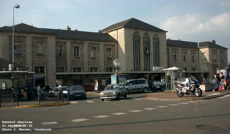 Der Bahnhof von Chartres im Abendlicht. 1. April 2005