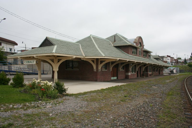 Der Bahnhof Cobalt an der Strecke der Ontario Northland Railway am 9.8.2009. Von einem behindertgerechten Ausstieg ist hier auch nichts zu sehen und wo ist die Markierung der Bahnsteigkante? Vieleicht wird ja mit der Flak beim berschreiten der Grenze gleich scharf geschossen.