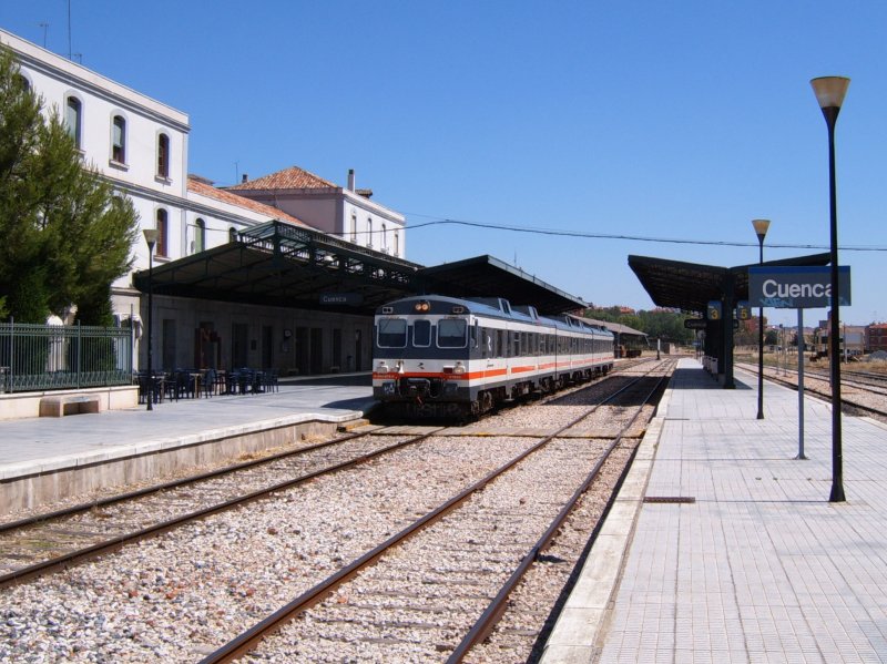 Der Bahnhof von Cuenca, von dem aus am Tag ein paar wenige Regionalzge auf extrem schlechten Schienen in Richtung Valencia und Madrid abfahren. (2005)