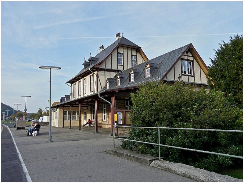 Der Bahnhof in dem idyllischen Stdtchen Bad Mnstereifel ist die Endstation der 14 km langen Erfttalbahn Euskirchen-Bad Mnstereifel. Diese Strecke gehrt zu den rentabelsten und pnktlichsten Linien in ganz NRW. 11.10.08 (Jeanny) 