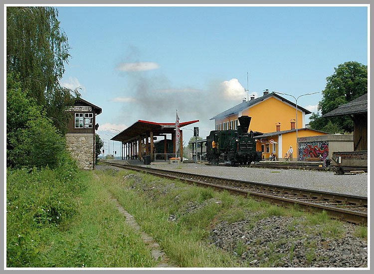 Der Bahnhof Deutschlandsberg mit dem alten, erhalten gebliebenen Blockstellwerk. 671 am 30.6.2006 nach der Ankunft mit ihrem SPz 8531 von Graz beim St�rzen (Ich glaube in Deutschland sagt man dazu Lokwendefahrt)