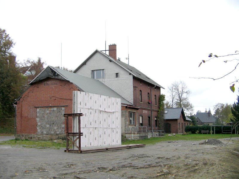 Der Bahnhof Elterlein von der Gleisseite aus gesehen, leider hatte jemand eine Betonplatte vorm Gterschuppen vergessen, die die Sicht auf das Bauwerk behinderte. 03.10.07