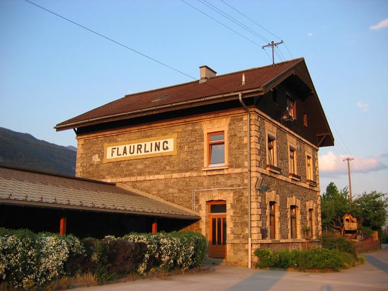 Der Bahnhof Flaurling an der Strecke Innsbruck - St. Anton - Bludenz  
in den letzten Sonnenstrahlen des 28.4.2007 .