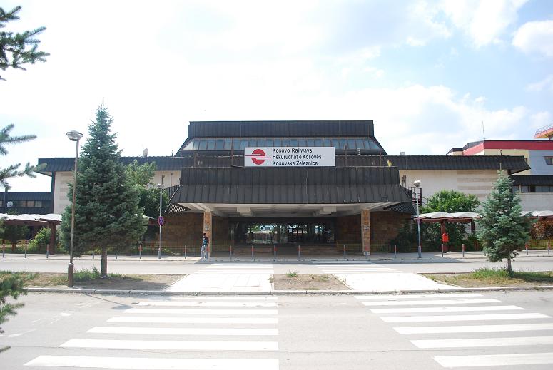 Der Bahnhof Fushe Kosove / Kosovo Polje am 16.08.09. Hier findet sich brigens auch das kleine Eisenbahnmuseum der Kosovo Railways, welches auf Nachfrage aufgesperrt wird.