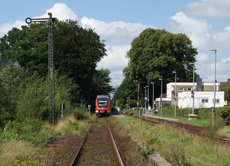 Der Bahnhof von Gettorf bei der Ausfahrt eines Regionalzugs Richtung Eckernfrde am 9.08.2008.