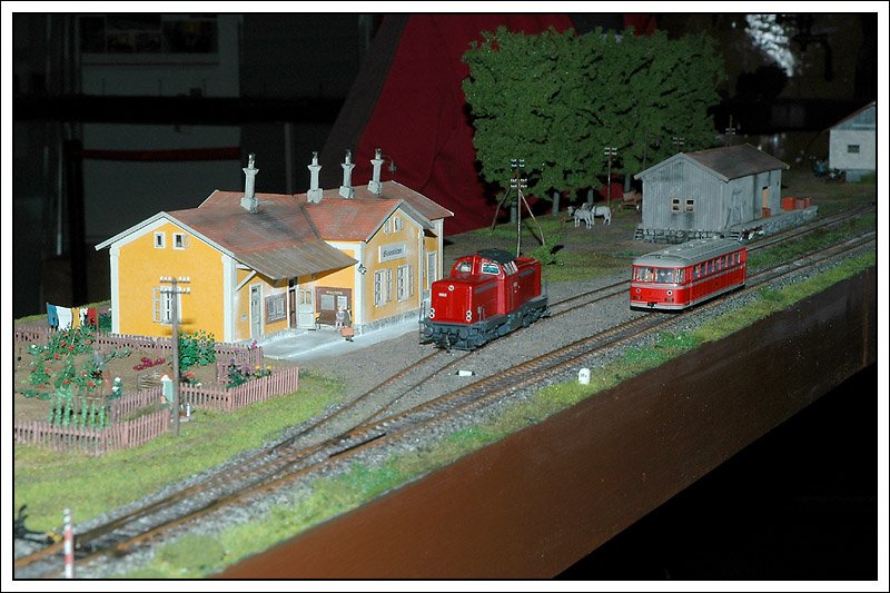 Der Bahnhof Gleinsttten. Wie alle Bahnhofsgebude der Sulmtalbahn ist auch Gleinsttten erhalten geblieben, im Gegensatz zu den anderen Banhfen aber als ehemaliges Bahnhofsgebude nicht mehr erkennbar. Die VT 10 der GKB waren regelmssig auf der Sulmtalbahn im Einsatz, die BR 1100 der GKB (ex. V 100) kommt heute noch bis Gleinsttten, denn bis Gleinsttten sind die Gleise erhalten geblieben. Zu sehen ist die Anlage zw. 22.5.08 und 25.5.08 in Hart bei Graz bei der 4. internationalen Modellbahnausstellung.